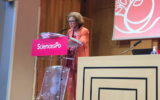 Beate Klarsfeld à Sciences Po, à Paris, le 24 août dernier. (Crédit : Anh-Dao / Sciences Po / Twitter)