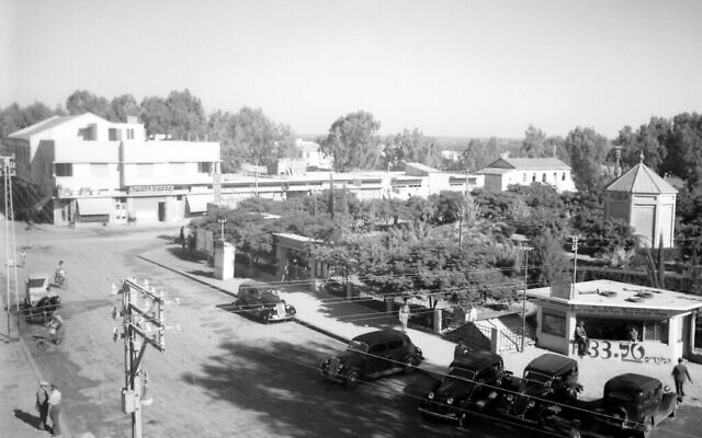 Vue du centre de Petah Tikva, en 1936. Illustration (Crédit : Zoltan Kluger/GPO/The National Photo Collection) Vue du centre de Petah Tikva, en 1936. Illustration (Crédit : Zoltan Kluger/GPO/The National Photo Collection)