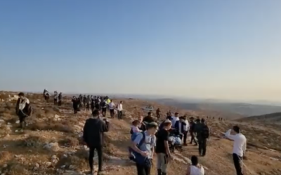 Des résidents de l’avant-poste illégal ultra-orthodoxe de Derech Emunah sont évacués des lieux, suite à sa destruction par la police des frontières et le personnel de l’Administration civile, au petit matin du mercredi 17 août 2022. (Capture d’écran avec la permission des résidents de Derech Emunah)