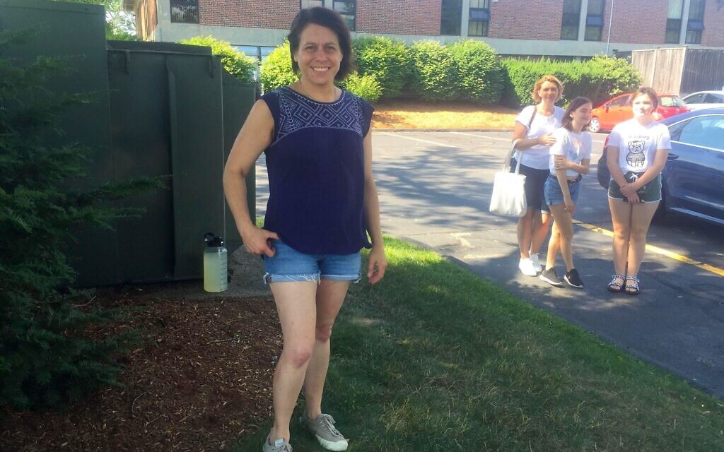 Illana Nissenbaum, membre du Temple Beth Elohim du Massachusetts, au premier plan, s'est portée volontaire pour conduire Olena Mironyuk et ses filles, à l'arrière-plan, là où elles doivent aller jusqu'à ce qu'elles puissent trouver un moyen de transport plus permanent. (Crédit : Autorisation)