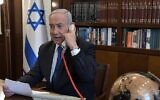 Illustration : Le Premier ministre Benjamin Netanyahu lors d'un appel téléphonique avec le dirigeant des Émirats arabes unis Mohammed ben Zayed, dans son bureau, à Jérusalem, le 13 août 2020. (Crédit : Kobi Gideon/Bureau du Premier ministre)