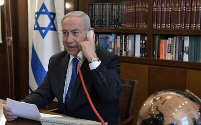 Illustration : Le Premier ministre Benjamin Netanyahu lors d'un appel téléphonique avec le dirigeant des Émirats arabes unis Mohammed ben Zayed, dans son bureau, à Jérusalem, le 13 août 2020. (Crédit : Kobi Gideon/Bureau du Premier ministre)