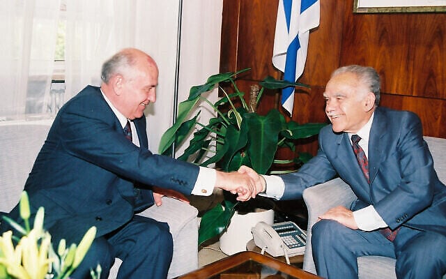Yitzhak Shamir (à droite) accueille Mikhaïl Gorbatchev (à gauche) chez lui, à Jérusalem, le 14 juin 1992. (Crédit : Flash90) Yitzhak Shamir (à droite) accueille Mikhaïl Gorbatchev (à gauche) chez lui, à Jérusalem, le 14 juin 1992. (Crédit : Flash90)