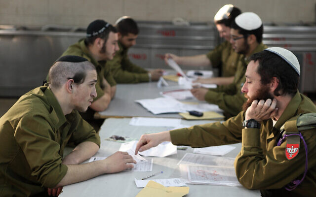Illustration : Des soldats israéliens du bataillon Netzah Yehuda, sur une base militaire, dans le nord de la vallée du Jourdain. (Crédit : Yaakov Naumi/Flash90) Illustration : Des soldats israéliens du bataillon Netzah Yehuda, sur une base militaire, dans le nord de la vallée du Jourdain. (Crédit : Yaakov Naumi/Flash90)