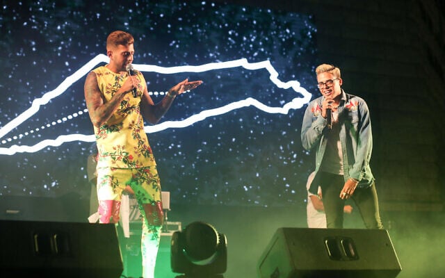 Le duo pop israélien Static et Ben El Tavori à Safed, le 23 août 2018. (Crédit : David Cohen/FLASH90)