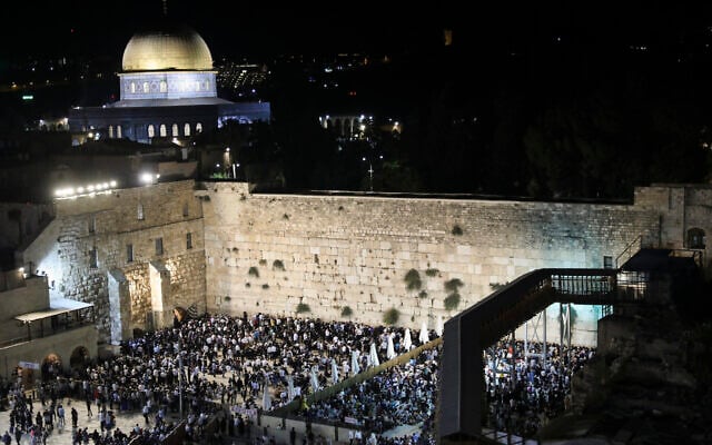 Dossier : Des milliers de personnes prient au mur Occidental à la veille de Tisha BeAv dans la Vieille Ville de Jérusalem, le 10 août 2019. (Crédit : Noam Revkin Fenton/Flash90)
