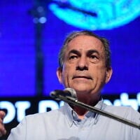 Le journaliste israélien Gideon Levy prend la parole à Lod, le 3 septembre 2019. (Crédit : Tomer Neuberg/Flash90)