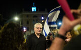 Eli Avidar participant à une manifestation contre Benjamin Netanyahu à Jérusalem, le 22 août 2020. (Crédit : Noam Revkin Fenton/Flash90)