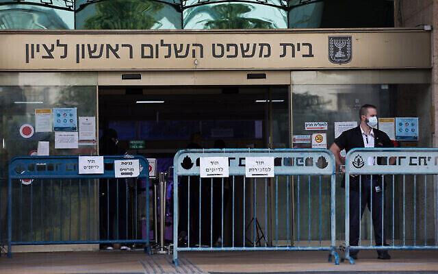 Entrée principale du tribunal de première instance de Rishon LeZion, le 28 octobre 2020. (Crédit : Nati Shohat/Flash90)