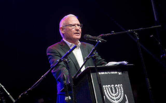 Le directeur général de l'Institut des études de sécurité nationale (INSS) Amos Yadlin prenant la parole lors d'une manifestation contre le Premier ministre israélien de l'époque, Benjamin Netanyahu, sur la place Rabin à Tel Aviv, le 14 novembre 2020. (Crédit : Miriam Alster/Flash90)