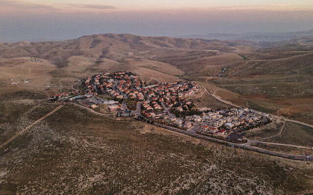 Illustration: Une vue de Maale Adumim en Cisjordanie, et du désert environnant, le 26 janvier 2021. (Crédit : Yaniv Nadav/Flash90) Illustration: Une vue de Maale Adumim en Cisjordanie, et du désert environnant, le 26 janvier 2021. (Crédit : Yaniv Nadav/Flash90)