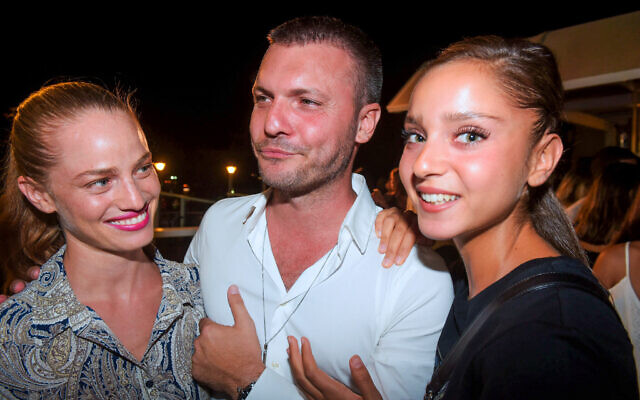 L'agent de mannequins israélien, Shai Avital, posant au centre pour une photo aux côtés de mannequins israéliens lors d'un événement sur un toit à Tel Aviv, le 17 septembre 2017. (Crédit : Avshalom Sassoni/Flash90/Dossier)