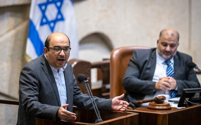 Sami Abou Shahadeh de la Liste arabe unie à la Knesset lors d'un vote sur le budget de l'État, le 2 novembre 2021. (Crédit : Olivier Fitoussi/Flash90)