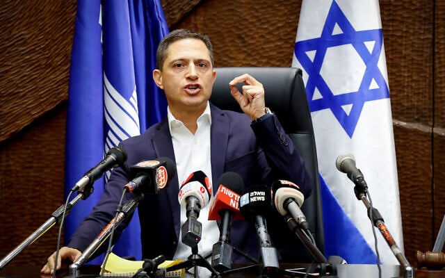 Le maire de Beer Sheva, Ruvik Danilovich, tient une conférence de presse depuis la mairie de Beer Sheva, dans le sud d'Israël, le 15 novembre 2021. (Crédit : Flash90) Le maire de Beer Sheva, Ruvik Danilovich, tient une conférence de presse depuis la mairie de Beer Sheva, dans le sud d'Israël, le 15 novembre 2021. (Crédit : Flash90)