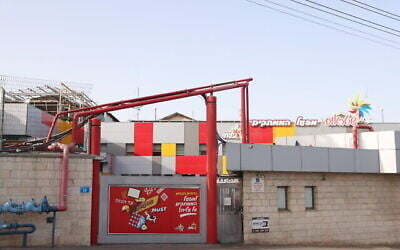 L'usine de bonbons Strauss Elit, après la découverte de salmonelles dans quelques-uns de leurs produits, à Nazareth, dans le nord d'Israël, le 28 avril 2022. (Crédit : David Cohen/Flash90)