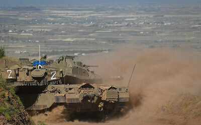 Un char de Tsahal à un avant-poste militaire surplombant la Syrie près de la frontière israélienne dans le plateau du Golan, le 23 mai 2022. (Crédit : Michael Giladi/Flash90)