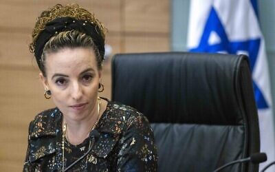 La députée Idit Silman présidant une commission de la Santé de la Knesset, le 7 juin 2022. (Crédit : Olivier Fitoussi/Flash90)