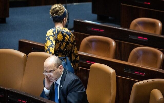 Le Premier ministre de l'époque, Naftali Bennett, et la députée Idit Silman à la Knesset, le 13 juin 2022. (Crédit : Yonatan Sindel/Flash90) Le Premier ministre de l'époque, Naftali Bennett, et la députée Idit Silman à la Knesset, le 13 juin 2022. (Crédit : Yonatan Sindel/Flash90)