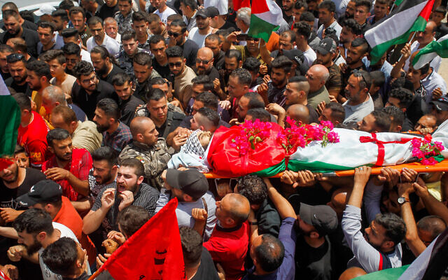 Les obsèques d'Ali Harb, poignardé à mort par un résident israélien, pendant ses funérailles dans le nord de la Cisjordanie, dans le village d'Iskaka, le 22 juin 2022. (Crédit : Nasser Ishtayeh/Flash90)