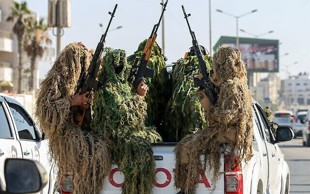 Des membres des Brigades Saraya al-Quds, la branche armée du mouvement du Jihad islamique palestinien, participent à un défilé militaire. dans le camp de réfugiés d'Al-Shati, à l'Ouest de la ville de Gaza, le 24 juin 2022. (Attia Muhammed/Flash90) Des membres des Brigades Saraya al-Quds, la branche armée du mouvement du Jihad islamique palestinien, participent à un défilé militaire. dans le camp de réfugiés d'Al-Shati, à l'Ouest de la ville de Gaza, le 24 juin 2022. (Attia Muhammed/Flash90)