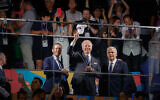 Le président américain Joe Biden, le premier ministre Yair Lapid et le président Isaac Herzog à la cérémonie d'ouverture des Maccabiades à Jérusalem, le 14 juillet 2022. (Crédit : Olivier Fitoussi/Flash90)