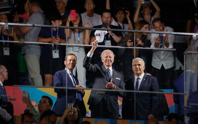 Le président américain Joe Biden, le premier ministre Yair Lapid et le président Isaac Herzog à la cérémonie d'ouverture des Maccabiades à Jérusalem, le 14 juillet 2022. (Crédit : Olivier Fitoussi/Flash90)