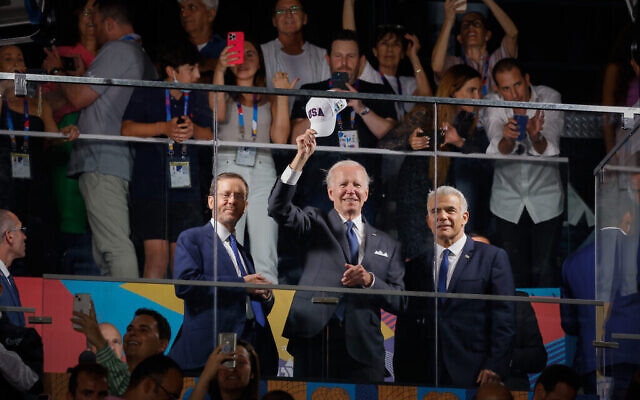 Le président américain Joe Biden, le premier ministre Yair Lapid et le président Isaac Herzog à la cérémonie d'ouverture des Maccabiades à Jérusalem, le 14 juillet 2022. (Crédit : Olivier Fitoussi/Flash90) Le président américain Joe Biden, le premier ministre Yair Lapid et le président Isaac Herzog à la cérémonie d'ouverture des Maccabiades à Jérusalem, le 14 juillet 2022. (Crédit : Olivier Fitoussi/Flash90)