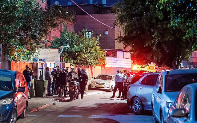 Police et services de secours sur les lieux du meurtre de Rabab Abu Siyam, mère de trois enfants, abattue à Lod, le 26 juillet 2022. (Crédit : Yossi Aloni/Flash90) Police et services de secours sur les lieux du meurtre de Rabab Abu Siyam, mère de trois enfants, abattue à Lod, le 26 juillet 2022. (Crédit : Yossi Aloni/Flash90)