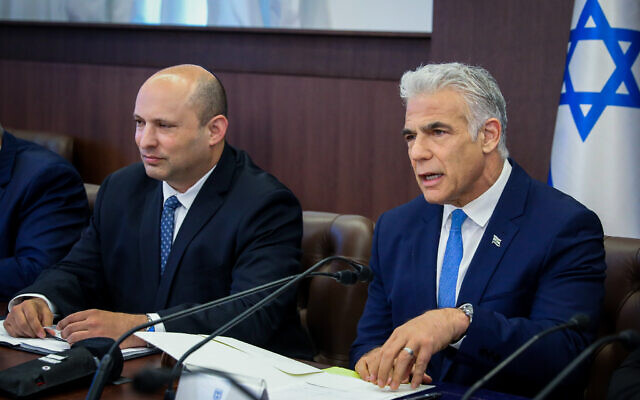 Le Premier ministre Yair Lapid, à droite, et le Premier ministre suppléant Naftali Bennett lors d'une réunion du cabinet, au bureau du Premier ministre, à Jérusalem, le 31 juillet 2022. (Crédit : Marc Israel Sellem/Pool) Le Premier ministre Yair Lapid, à droite, et le Premier ministre suppléant Naftali Bennett lors d'une réunion du cabinet, au bureau du Premier ministre, à Jérusalem, le 31 juillet 2022. (Crédit : Marc Israel Sellem/Pool)