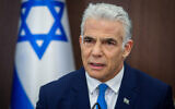 Le Premier ministre Yair Lapid dirigeant une réunion du cabinet au bureau du Premier ministre à Jérusalem, le 31 juillet 2022. (Crédit : Marc Israel Sellem/Pool/Flash90)
