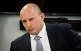 Le Premier ministre suppléant, Naftali Bennett, arrivant pour témoigner devant la commission d'enquête sur la catastrophe de Nahal Tzafit à Tel Aviv, le 1er août 2022. (Crédit : Avshalom Sassoni/Flash90)