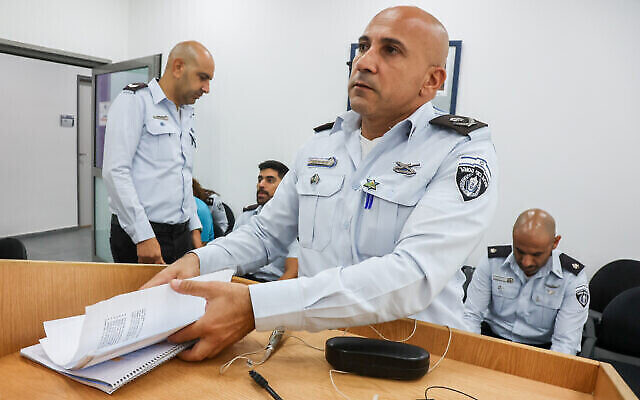 Arik Yaakov, commandant du district nord de l'administration pénitentiaire, arrive pour son témoignage devant la commission d’enquête sur l’évasion de prisonniers de sécurité de la prison de Gilboa, à Modi’in, le 1er août 2022. (Crédit : Flash90) Arik Yaakov, commandant du district nord de l'administration pénitentiaire, arrive pour son témoignage devant la commission d’enquête sur l’évasion de prisonniers de sécurité de la prison de Gilboa, à Modi’in, le 1er août 2022. (Crédit : Flash90)