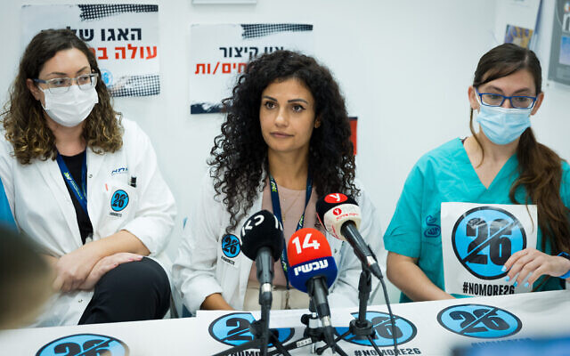 Illustration : La Dr. Rey Biton, cheffe de l'organisation Mirsham des internes en médecine, tient une conférence de presse au centre hospitalier Assuta à Ashdod, le 1er août 2022. (Crédit : Flash90)