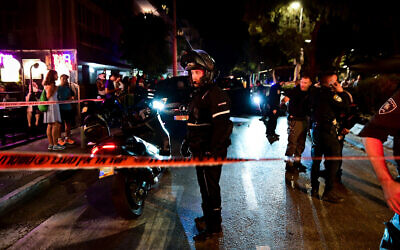 La scène d'une fusillade dans la rue Dizengoff à Tel Aviv, le 2 août 2022. (Crédit : Avshalom Sassoni/Flash90)
