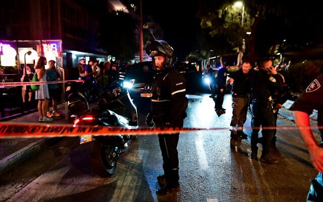 La scène d'une fusillade dans la rue Dizengoff à Tel Aviv, le 2 août 2022. (Crédit : Avshalom Sassoni/Flash90) La scène d'une fusillade dans la rue Dizengoff à Tel Aviv, le 2 août 2022. (Crédit : Avshalom Sassoni/Flash90)
