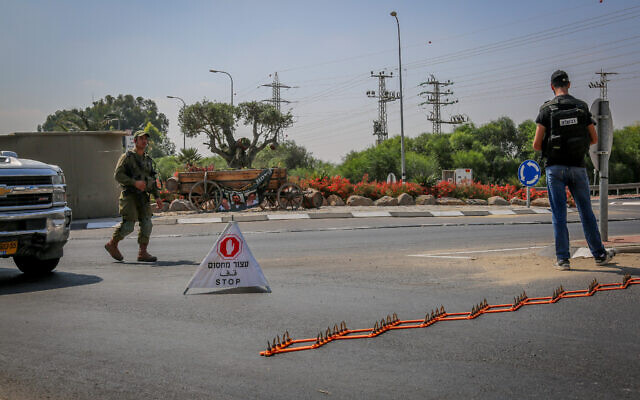 Des soldats israéliens bloquent des routes près de la frontière avec la bande de Gaza, le 3 août 2022. (Crédit : Flash90) Des soldats israéliens bloquent des routes près de la frontière avec la bande de Gaza, le 3 août 2022. (Crédit : Flash90)