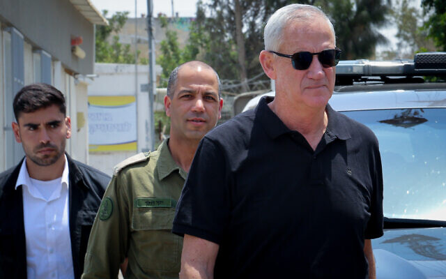 Le ministre de la Défense Benny Gantz s'exprimant lors d'une conférence de presse à l'extérieur du Commandement Sud de Tsahal, dans la ville de Beer Sheva, dans le sud d'Israël, le 5 août 2022. (Crédit : Flash90) Le ministre de la Défense Benny Gantz s'exprimant lors d'une conférence de presse à l'extérieur du Commandement Sud de Tsahal, dans la ville de Beer Sheva, dans le sud d'Israël, le 5 août 2022. (Crédit : Flash90)