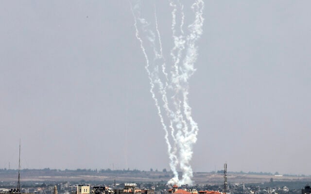 Des roquettes sont tirées vers Israël depuis la ville de Gaza, le 6 août 2022. (Crédit : Attia Muhammed/Flash90)