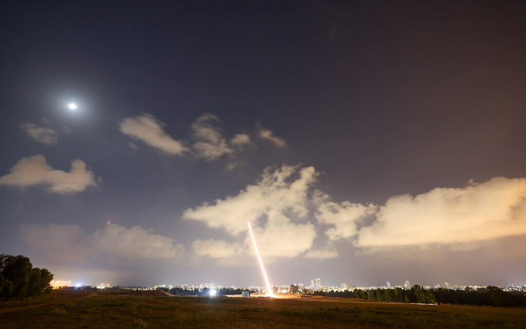 Le système anti-missile Dôme de fer en pleine interception, dans le centre d'Israël, le 6 août 2022 (Crédit : Nati Shohat/Flash90)
