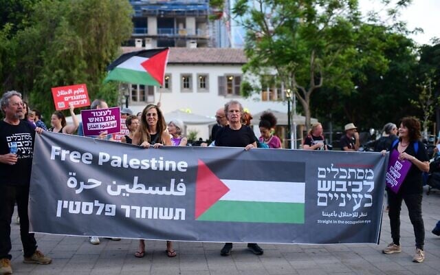 Des manifestants brandissant des drapeaux palestiniens protestent contre l'opération Aube de Tsahal, devant le ministère de la Défense à Tel Aviv, le 6 août 2022. (Crédit : Tomer Neuberg/Flash90) Des manifestants brandissant des drapeaux palestiniens protestent contre l'opération Aube de Tsahal, devant le ministère de la Défense à Tel Aviv, le 6 août 2022. (Crédit : Tomer Neuberg/Flash90)
