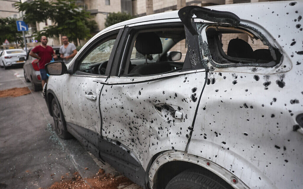 Une frappe de roquette dans la ville méridionale d'Ashkelon après un tir de barrage lancé vers Israël par un groupe terroriste de Gaza, le 6 août 2022. (Yonatan Sindel/Flash90)