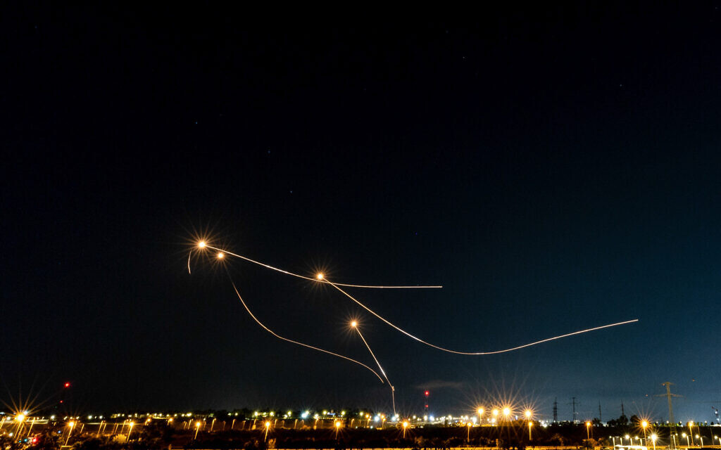 Le système antimissile du Dôme de fer tire des missiles d'interception de roquettes tirées depuis la bande de Gaza vers Israël, vu depuis Sderot, le 7 août 2022. (Crédit : Yonatan Sindel/Flash90)