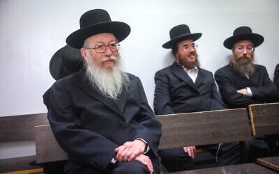 L'ancien ministre Yaakov Litzman au tribunal pour une audience dans le cadre de sa négociation de plaidoyer, au tribunal de première instance de Jérusalem, le 08 août 2022. (Crédit : Yonatan Sindel/Flash90)