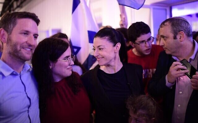 La cheffe du parti Avoda et ministre des Transports Merav Michaeli aux côtés des députés Gilad Kariv et Naama Lazimi après l'annonce des résultats des primaires du parti Avoda, à Tel Aviv, le 9 août 2022. (Crédit : Tomer Neuberg/Flash90) La cheffe du parti Avoda et ministre des Transports Merav Michaeli aux côtés des députés Gilad Kariv et Naama Lazimi après l'annonce des résultats des primaires du parti Avoda, à Tel Aviv, le 9 août 2022. (Crédit : Tomer Neuberg/Flash90)