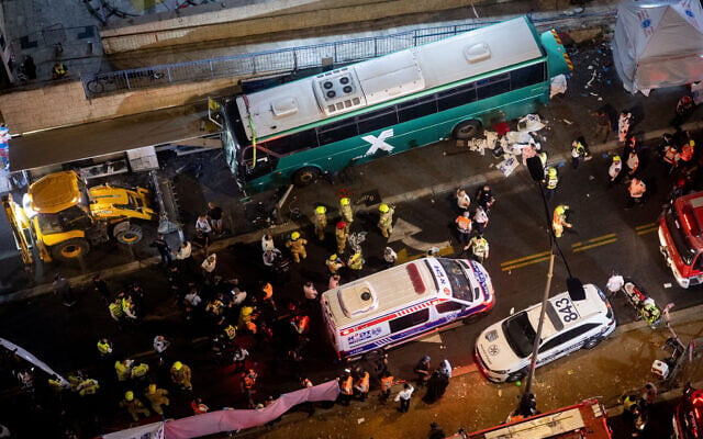 La scène d'un accident de bus dans la rue Shamgar à Jérusalem, le 11 août 2022. (Crédit : Yonatan Sindel/Flash90)