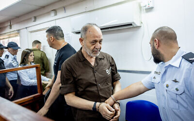 Bassam Saadi, chef du groupe terroriste palestinien Jihad islamique en Cisjordanie, arrivant pour son audience de détention provisoire à la prison d'Ofer, à l'extérieur de Jérusalem, le 16 août 2022. (Crédit : Yonatan Sindel/Flash90) Bassam Saadi, chef du groupe terroriste palestinien Jihad islamique en Cisjordanie, arrivant pour son audience de détention provisoire à la prison d'Ofer, à l'extérieur de Jérusalem, le 16 août 2022. (Crédit : Yonatan Sindel/Flash90)