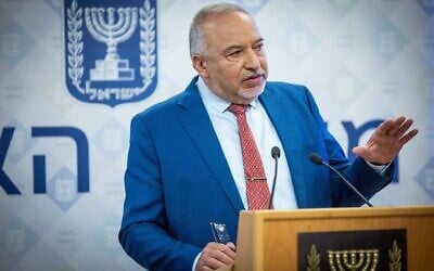 Le ministre des Finances Avigdor Liberman s'exprimant lors d'une conférence de presse au ministère des Finances, à Jérusalem, le 17 août 2022. (Crédit : Yonatan Sindel/Flash90)