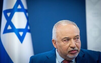 Le ministre des Finances Avigdor Liberman lors d'une conférence de presse au ministère des Finances à Jérusalem, le 17 août 2022. (Crédit : Yonatan Sindel/Flash90)