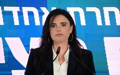 La ministre de l'Intérieur Ayelet Shaked, cheffe de la faction d'Esprit sioniste, lors d'une conférence de presse à Hamacabia à Ramat Gan, le 21 août2022. (Crédit : Tomer Neuberg/Flash90)