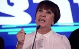 La cheffe du Meretz, Zehava Galon, s'exprimant devant ses partisans après l'annonce des résultats des primaires du parti de gauche à Tel Aviv, le 23 août 2022. (Crédit : Tomer Neuberg/Flash90)